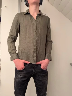 Linneskjorta från uniqlo  - Tjabba! Säljer nu denna uniqlo linneskjorta u storlek xs! Den är i ett nytt skick, inga defekter! Om ni har några tankar eller funderingar är det bara att höra av sig!😄