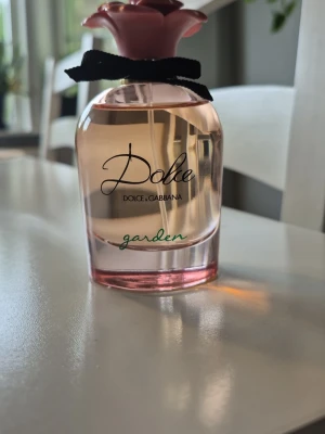 Dolce & Gabbana Garden  - Dolce & Gabbana Garden. 75 ml från början, knappt använd. Beskrivs som följande: Toppnoter: Fräsch Magnolia, sprudlande Neroli och saftig Mandarin föder din nyfikenhet. Hjärtnoter: Exotisk kokosnöt, romantisk Frangipani och mystisk Ylang-Ylang bjuder in till drömmande stunder. Basnoter: Ljuvlig Vanilla Absolute, mjölkig mandelmjölk och varm sandelträ gör att doften etsat sig fast i minnet. Förvarats svalt & mörkt.