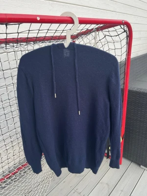 Kashmir hoodie vernando - Marinblå Kashmirhoodie från Vernando i storlek S. Skick 8/10. Priset kan diskuteras vid en snabb affär