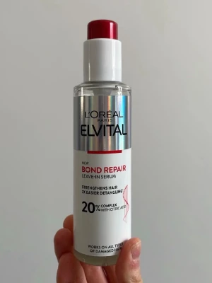 FRI FRAKR!! L'oréal Elvital Bond Repair Serum - Den populära produkten som reparerar och stärker ditt hår utan att tynga ner. Den är använd 1-2 gånger bara. Kan skicka bild på hur mycket som finns kvar. Postar oftast samma dag, annars dagen efter!! Nypris 150kr