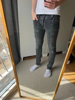 Nudie grim tim jeans - Tja!| Säljer detta paret feta jeans från Nudie!| Modell:Grim Tim!| Kontakta mig vid minsta fråga!| Pris alltid diskuterbart!| //Nils- lagad professionellt hos Nudie i skrevet