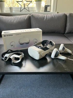Oculus Quest 2 VR-headset med kontroller - Säljer nu mitt vr headset,  Inte använda många timmar då jag har mycket annat att lägga min lediga tid på, följer även med extra huvudfäste (skönare än vanliga) (nästan nytt 900kr)