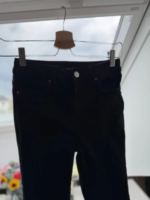 Svarta skinny jeans från Bikbok - Säljer ett par svarta high waist skinny jeans från Bikbok. Jeansen är smal passform. Perfekta för dig som gillar en tight och stilren look. Använda endast handfull gånger Köpt för 399kr