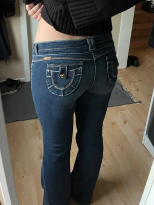 Lågmidjade jeans  - Storlek 40 ish. Midjemått 80cm Innerbenslängd 77cm