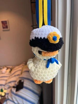 Virkad anka som student-hänge💛 - Anka med blomhatt… eller nej vänta…studenthatt! Nu finns dessa sötnosar att köpa som student-hängen! Efter lite felberäkning bland mina beställningar av student-hängena så kommer det upp en liten runda här!💛🐥🌸