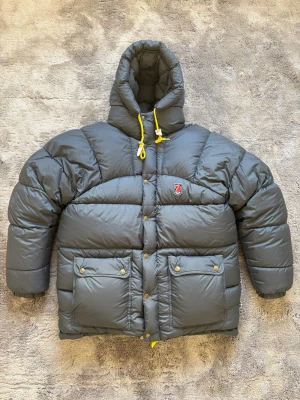 Fjällräven expedition down jacket - Mörkgrå Fjällräven expedition down jacka. Storlek XS men passar mer som S. Använd ett fåtal gånger så skicket är mycket fint, skriv vid frågor!