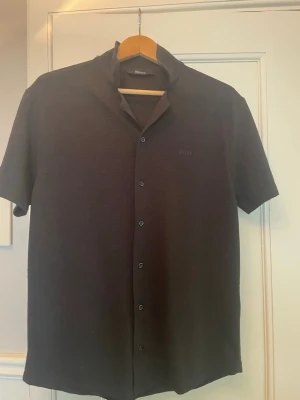 Hugo boss sommar dress - Hugo boss overshirt och matchande shorts, storlek S, perfekt nu inför sommaren! Använd få tal gånger under förra sommaren