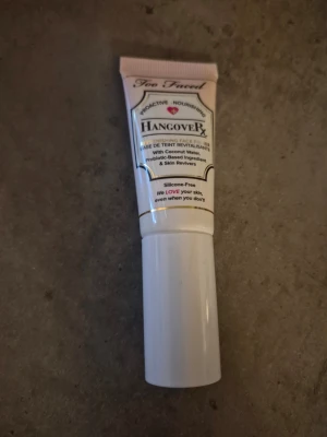 Too Faced Hangover Primer - Fräsch primer från Too Faced i serien Hangover. Tuben är vit och ljusrosa med svart och guld text. Innehåller kokosvatten och probiotiska ingredienser, silikonfri formula. Perfekt för att återfukta och ge glow till huden innan smink. Ny .