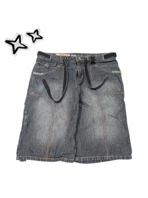 Baggy 2000s shorts - Baggy skater shorts perfekta för sommarn 💥 Passar S-M, i fint skick! Rekommenderar starkt, hojta på DM för frågor och offers! 🙏