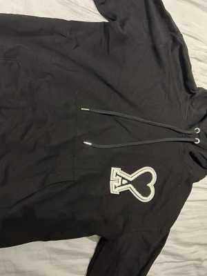 Hoodie  - Svart stilren hoodie