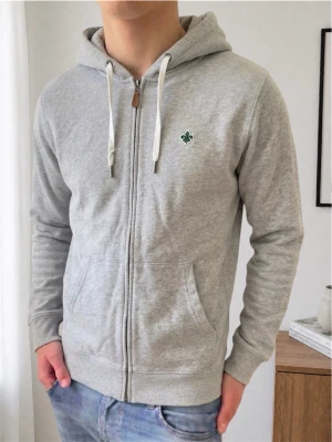 Morris Half zip hoodie - En Half zip hoodie ifrån Morris i färgen grå. Hoodien är i bra skick och sitter i strl S men är egentligen M. Hör gärna av er vid frågor elr funderingar!!