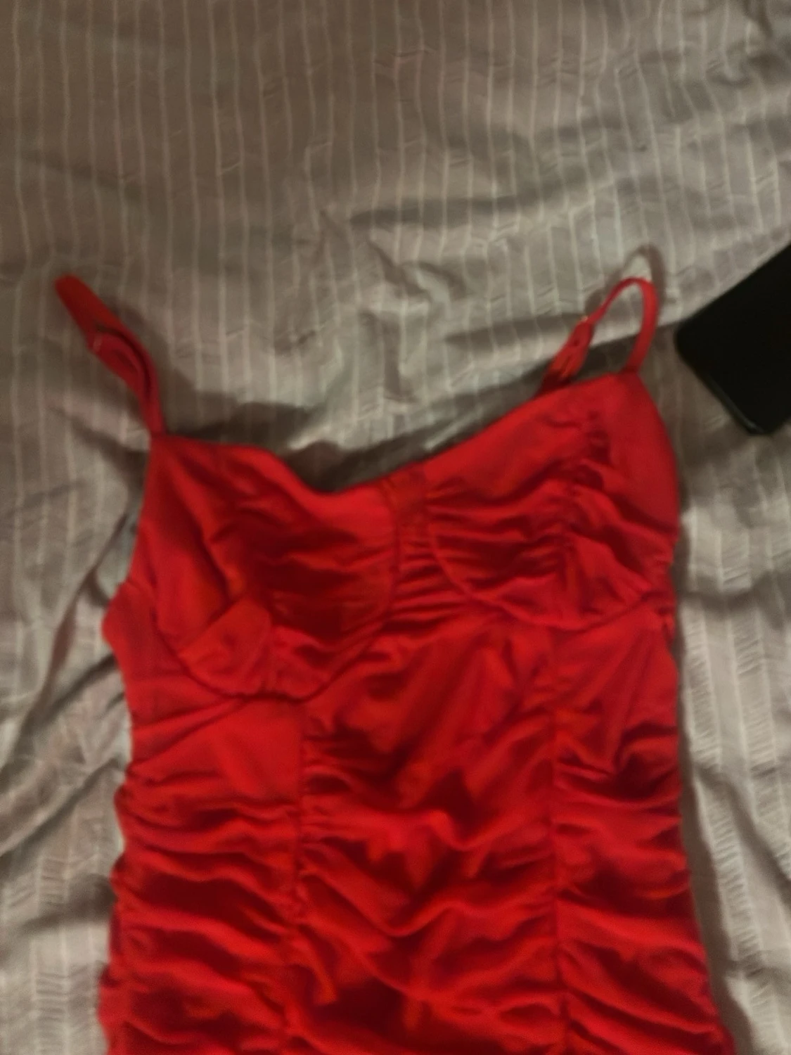 Röd långklänning med rynkade detaljer - 2