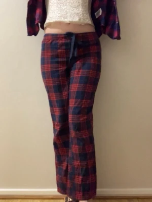 Pyjamasbyxor  - I använt skick, de är väldigt noppriga men det går säkert att ta bort. Vill man så skickar jag även med skjortan som är i princip samma färg. Den är även i bättre skick. Kan annars sälja den separat 💕