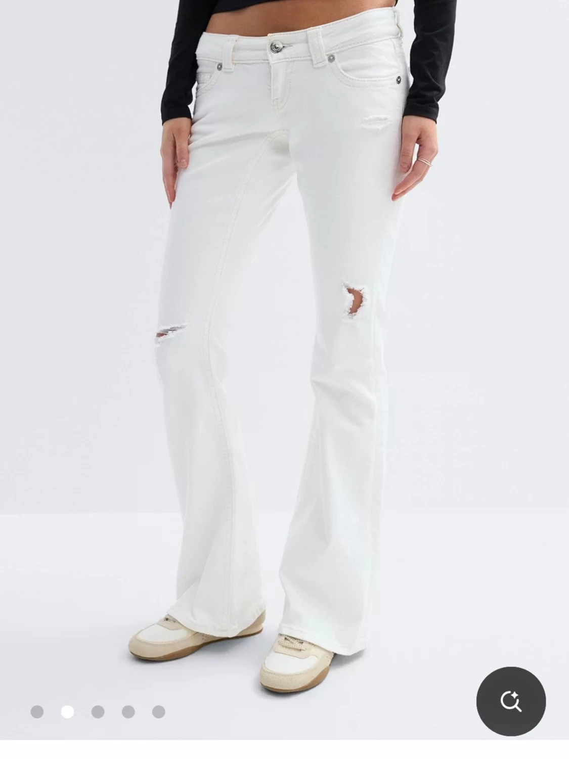 Vita bootcut jeans med slitningar
