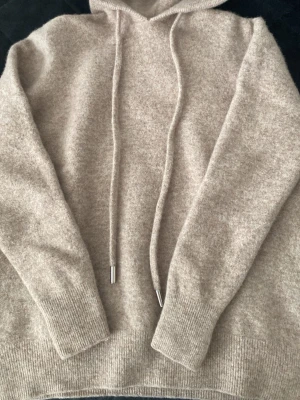 Beige merinoull hoodie - Schysst merinoull hoodie. Skick: 9/10 (mycket bra) Storlek: XS (har krympt i tvätten). Mitt pris utgår ifrån 225 👍