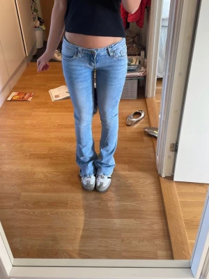 Skit snygga lågmidjade jeasn!!💓  - Säljer dess skit snygga ljus blå jeansen perfekta till våren, stolek xs!💓 hör av er för fler bilder eller funderingar!🥰