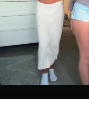 Beige ribbad långkjol - Kjol från Gina. Lite nopprig men okej skick. Lånade bilder