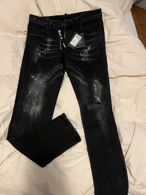 dsquared2 jeans - Märkesbyxor som är köpa för 6000kr. Säljer för 4000 då dom är oanvända ändast tästade. 