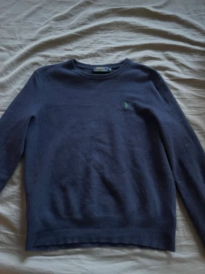 Ralph lauren polo tröja - Mörk blå tröja från Ralph Lauren. Perfekt att styla med jeans och shorts. Varm och snygg tröja!
