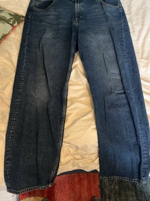 Baggy jeans  - Riktigt snygga baggy jeans som som har en riktigt cool passform. De har inga defekter alls och har en skjysst blå färg. Passar perfekt som gillar riktigt baggy jeans! Pris kan diskuteras och skriv för mer bilder! 