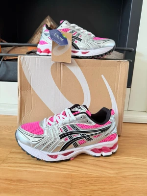 Asics gel kayano 14 -  Säljer nu ett par helt nya asics gel kayano 14 i strl 38 och färgen pink/black/silver. Perfekta sommarskon! Bara att skriva ett DM vid intresse:)
