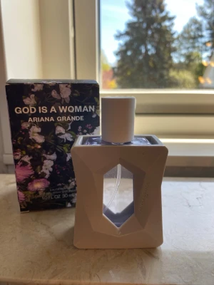 God Is A Woman parfym Ariana Grande - Parfymen God Is A Woman från Ariana Grande. Flaskan rymmer 30 ml. Använd fåtal gånger men inget som märks. Perfekt för dig som gillar fräscha och feminina dofter med lite fruktiga drag. 
