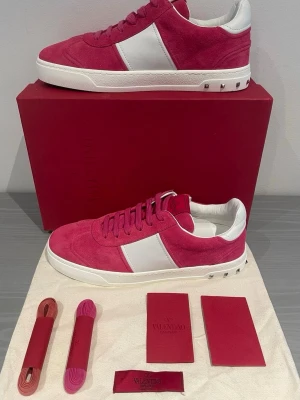 Valentino flycrew  - Helt nya Valentino skor. Modellen är fly crew och storleken är 39. Skorna är otroligt svåra att få tag i då de ej säljs längre. Ny pris 8000kr. Skorna är självklart äkta