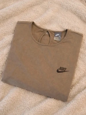 Nike T-shirt - Snygg beige t-shirt från Nike. T-shirten är helt ny, endast provad. Storlek XL i barnstorlek = S/M vuxen storlek 🤍