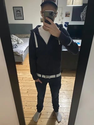 Mörkblå zip hoodie  - Russemerch populära mörkblåa zip hoodie strl S. 