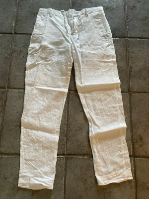 Vita Zara linnebyxor - Säljer ett par vita Zara linnebyxor med bra passform och resår baktill i midjan. Byxorna har hällor för skärp och sidfickor framtill. Perfekta för en avslappnad och stilren look under varma dagar. Perfekt nu inför sommaren ☀️⛱️