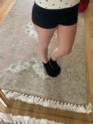 mörkblå yogapantshorts💙 - Säljer ett par mörkblå yogapantshorts i storlek 134/140! Väldigt sköna och i mycket bra skick💙 dom är från ginatricot och är stretchiga och går både att ha högmidjade och lågmidjade beroende på vad som passar dig!💙