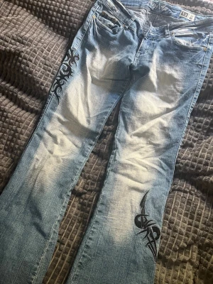 Jätte coola crazy age jeans!! - Sjukt coola jätte lågmidjade bootcut crazy age jeans, storlek 40 men sjukt justerbara som anpassar sig efter personen som har på sig byxorna, så passar allt mellan xs-L, passar mig bra som har S normalt. Endast lite slitage (bild 6) men inget som syns när man har på sig dem😍 Skriv om frågor!!