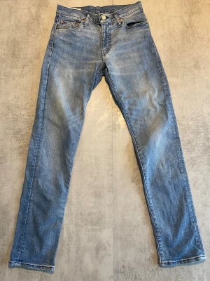 Blåa Levis jeans  - Jag Säljer en fet jeans från Levis | skicket på jeansen är bra 8/10  | storlek 30/32| ny pris 2000: mitt pris är 299 | skriv vid frågor och funderingar  