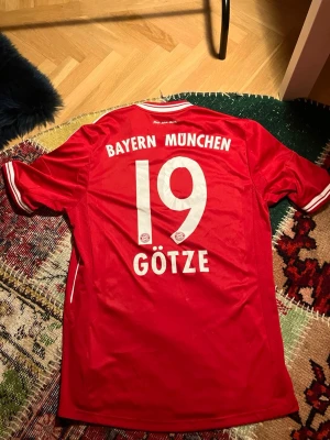 Bayern München hemmatröja 2013/2014 - Säljer denna slitna Bayern München hemmatröjan från säsongen 2013/2014 med Mario GÖTZE på ryggen 