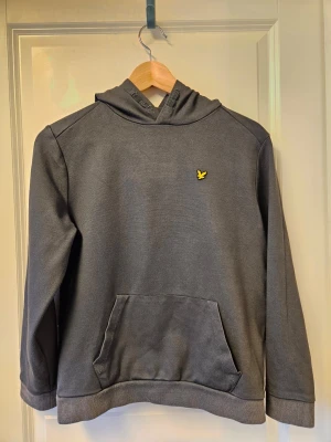 Lyle & Scott hoodie  - Mullvadsgrön, mörkt grågrön. Fint skick och med snygg klassisk stil. Stl 12-13 years. Ca 152. 