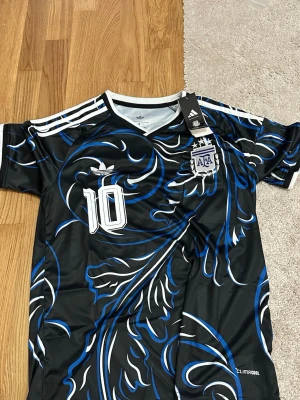 Messi vm tröja - Argentina borta tröja med messi där bak. Size s pris kan diskuteras!