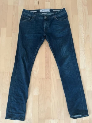 Jacob cohen jeans - Säljer nu ett par Jacob cohen jeans i modellen 622 i riktig fint skick och är inte speciellt använd vid fler bilder eller funderingar är de bara höra av sig