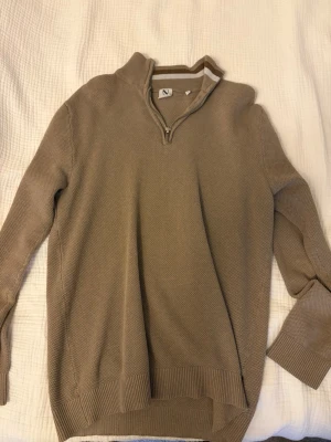 Brun halv zip - Super snygg halv zip! Jättebra skick 8.5/10. 