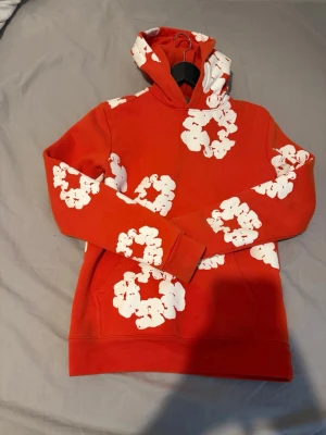 Denim tears  - Orange Denim Tears hoodie i mycket bra skick. Stilren och unik design med hög komfort och premiumkänsla. Hoodie i kraftigt material med snygg passform och ikoniska detaljer från Denim Tears. Perfekt för streetwear-fit eller vardagsbruk.