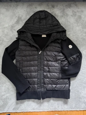 Moncler cardigan - Säljer nu denna riktigt snygga moncler cardigan i helt nytt skick. Den är väldigt lätt och extremt bekväm att ha på sig. Passar till allt.