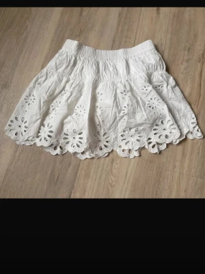 Zara kjol vit spets - Jättefin vit zara kjol till sommaren! Strl 164 men passar xs-s perfekt! SÄLJS INTE LÄNGRE!