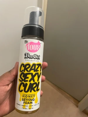 The Doux Crazy Sexy Curl skum - Bee Girl Collection Crazy Sexy Curl är ett styling-skum för lockigt hår. Innehåller honung och används för att definiera och hålla lockar på plats. Använd 1 gång 