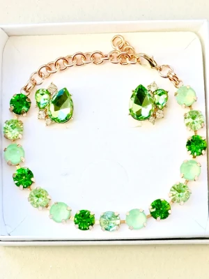 Grönt smyckeset 💚 - Snyggt armband med 8mm stora, glittriga gröna och ljusgröna stenar i olika nyanser. Stenarna sitter i guldfärgade fattningar och armbandet har en justerbar kedja. Perfekt för dig som vill sticka ut med färg och glans. Matchande droppformade örhängen som är sååå fina. Sista bilden är en inspirationsbild hur du kan matcha med smycken från tex Svedbom. Oanvänt! 