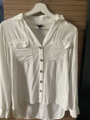 Vit skjorta  - Säljer en fin luftig vit skjorta från Vero Moda i storlek M.