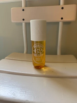 Sol de Janeiro Brazilian Crush 62 - Sol de Janeiro Brazilian Crush Cheirosa 62 är en parfymmist i en genomskinlig gul plastflaska med vit kork. Doften har noter av pistage, mandel, heliotrop, jasmin, vanilj, salt karamell och sandelträ. Flaskan har en modern och fräsch design.
