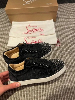Christian Louboutin skor (nya) - Hej, säljer nu dessa svin snygga Loubs skor. Skorna är i nytt skick!  Begränsat antal boxar och dustbag. Hör av dig vid frågor. 
