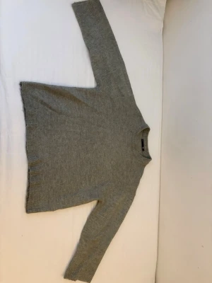 Light Army Green stickad tröja från Lager 157 S men passar som storlek M - Mysig grå stickad tröja från Lager 157 med rund halsringning och ribbade muddar vid ärmslut och nederkant. Tröjan har en enkel och stilren design som passar perfekt till lager-på-lager och är gjord i mjukt material.