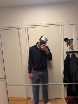 Polo Ralph Lauren Quarter Zip Navy M - Polo Ralph Lauren quarter zip i färgen Aviator Navy. Köpt för ca 2300 kr och använd sparsamt. Väldigt bra skick utan fläckar eller hål. Storlek M och passar normal fit. Jag är 186 cm lång och den sitter lite för kort på mig, därför säljer jag den. Clean och lättmatchad tröja som passar till allt. 