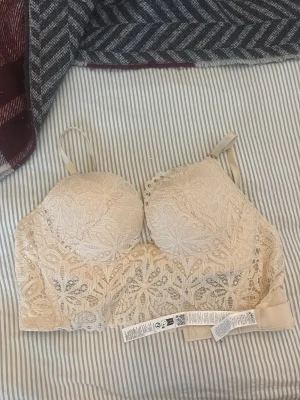 Intimissimi BH - Snygg bralette med vadderade kupor och vacker spets. Romantisk och helt oanvänd! ❤️Skriv vid frågor.