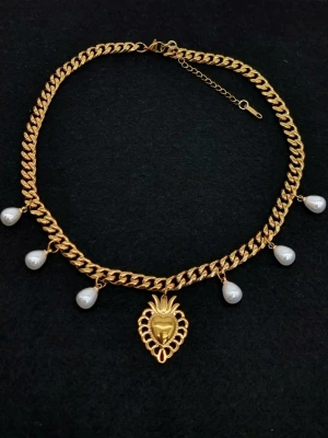Stilfullt halsband med hjärta  - Längd-40cm-45cm.  Material-rostfritt stål.  Kjedja-7mm #B2